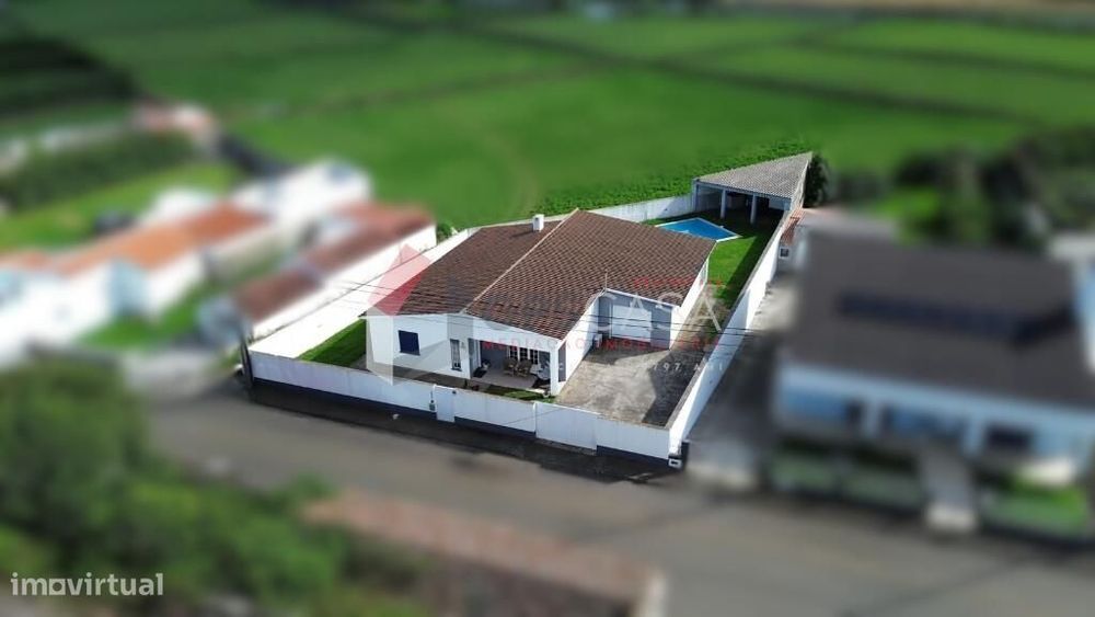 Moradia T3 com piscina em Santa Cruz