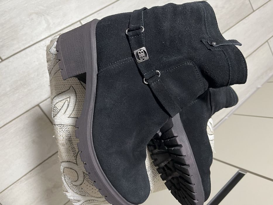 Продам замшеві чобітки.Розмір ::39