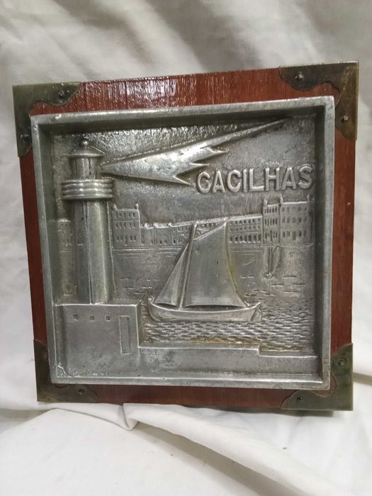 Quadro fundição de alumínio Representa o antigo farol de Cacilhas