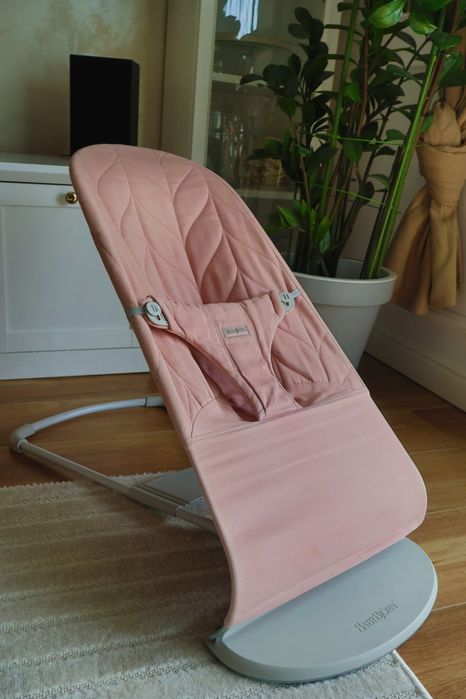 Leżaczek BabyBjorn róż
