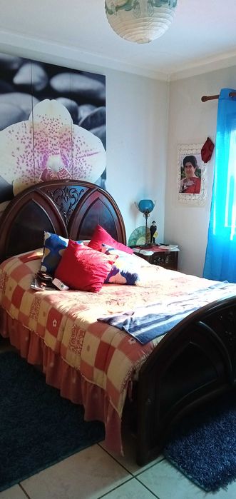 Secretaria e cama de casal