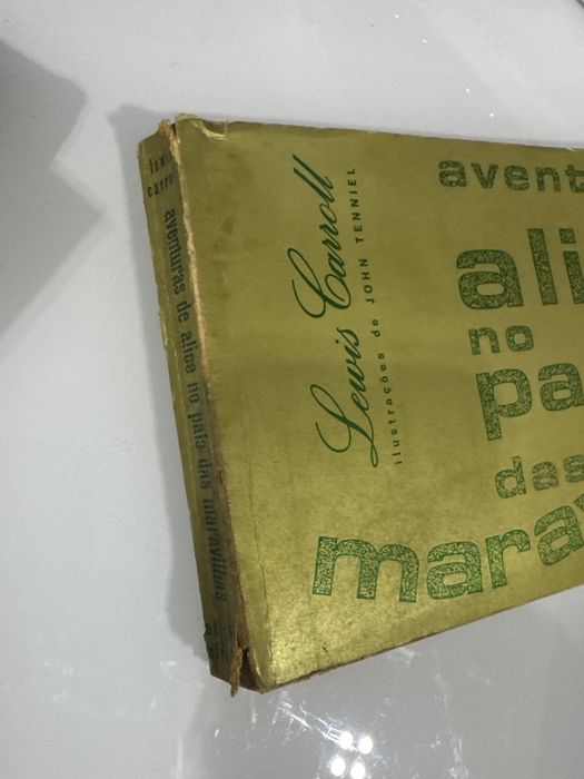 Livro Alice no pais das maravilhas, não é infantil