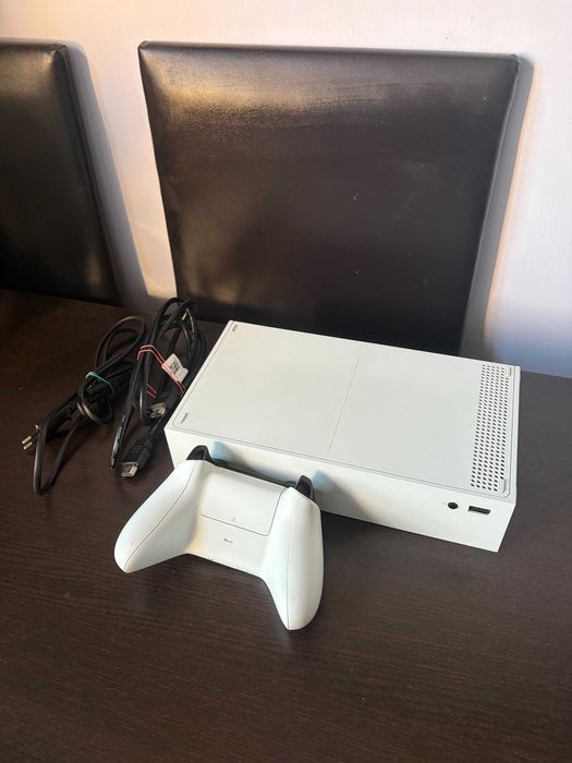 Xbox Series S z padem oraz pełnym okablowaniem