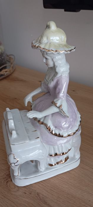 Figurka porcelanowa kobieta grająca na klwesynie
