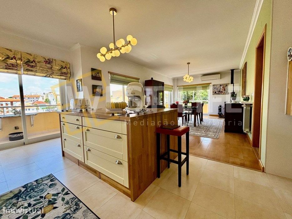 Apartamento Duplex T4 de áreas generosas e vistas desafogadas