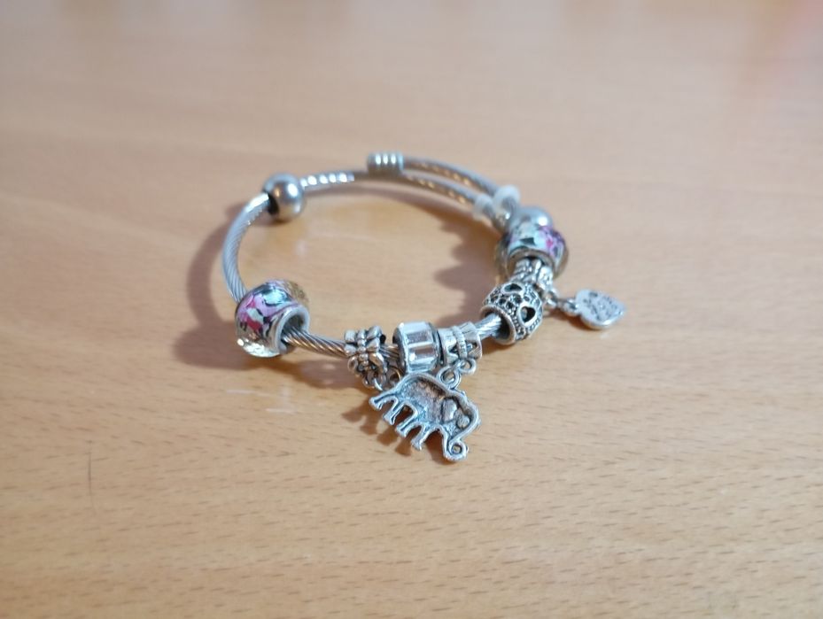 Mega lote de bijuteria variada: anéis, pulseiras e colares