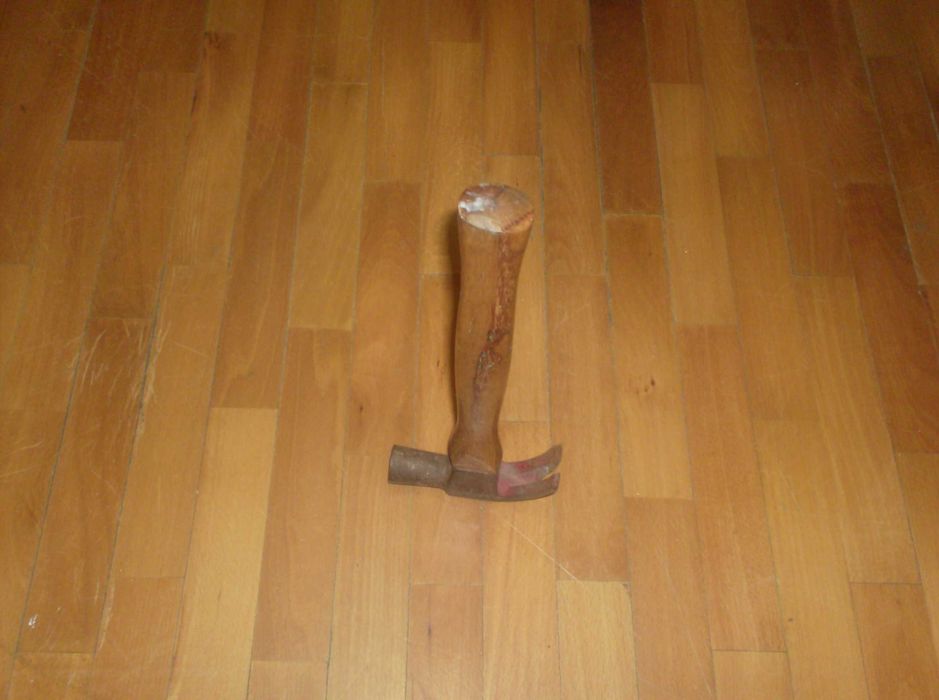 Martelo com cabo de madeira