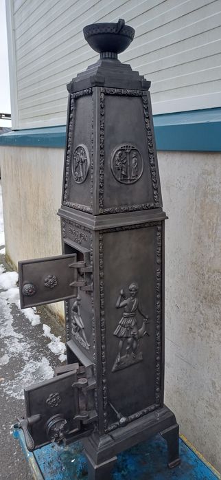 Pięknie prezentujący się żeliwny piecyk.