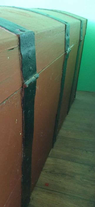 Сундук деревянный с кованой фурнитурой старинный