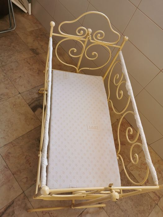 Berço antigo bem conservado. Não necessita de pintura.