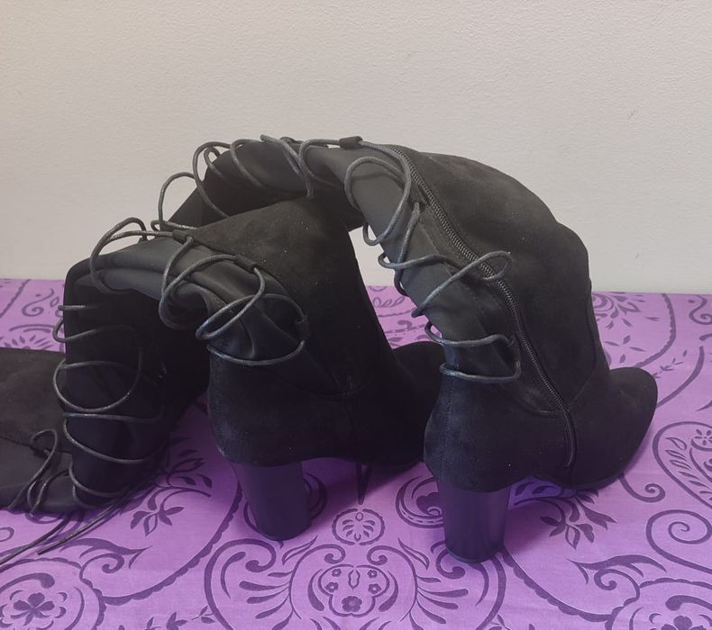 Botas acima do joelho pretas  - Novo

- Tamanhos: 40

Os portes são a