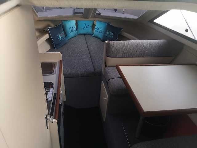 Atrakcyjny Jacht Kabinowy hausbot  Lodz motorow Bayliner 2452  zamiana