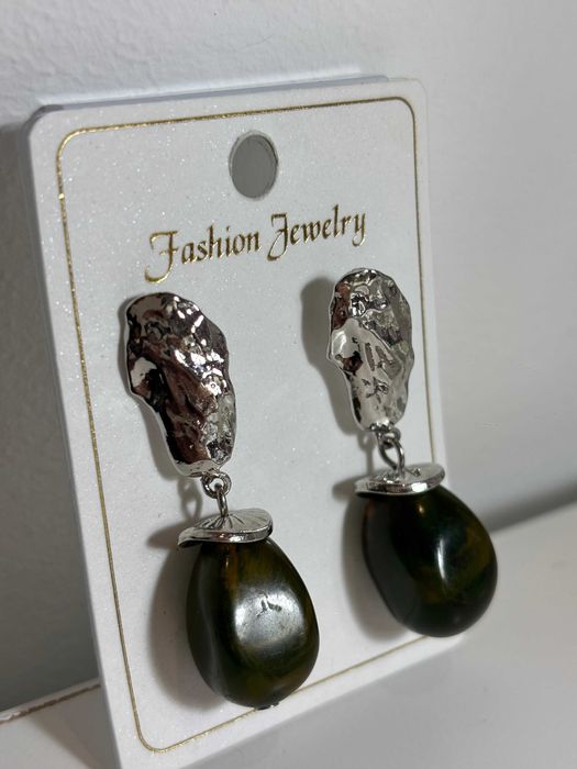 Brincos prateados em aço inoxidável com pendentes verdes