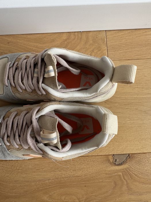 Veja Venturi Suede w kultowej, pastelowej kolorystyce Almond Peach Multico 36