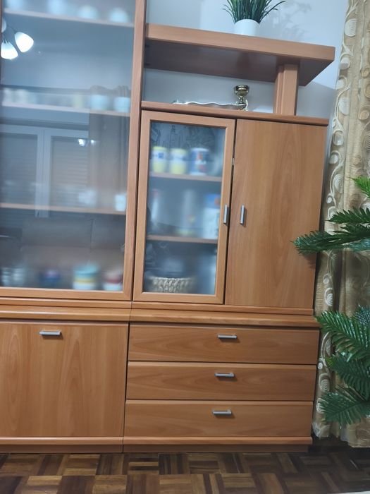 Estante e vitrine de sala