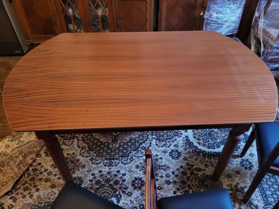 Mesa em madeira maciça em óptimo estado