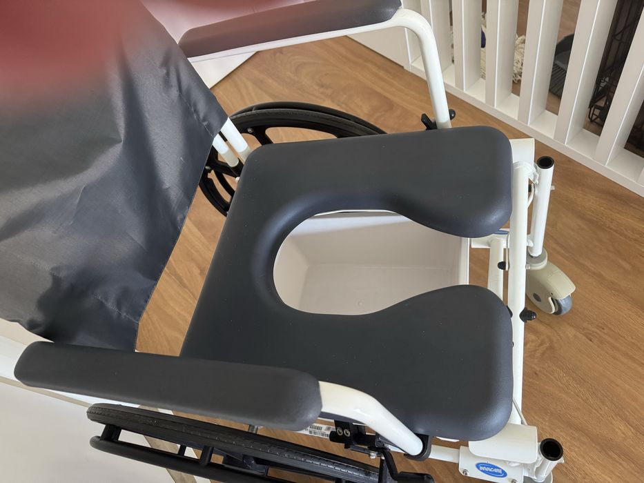 Cadeira Banho e Sanitaria- Invancare Lima H273