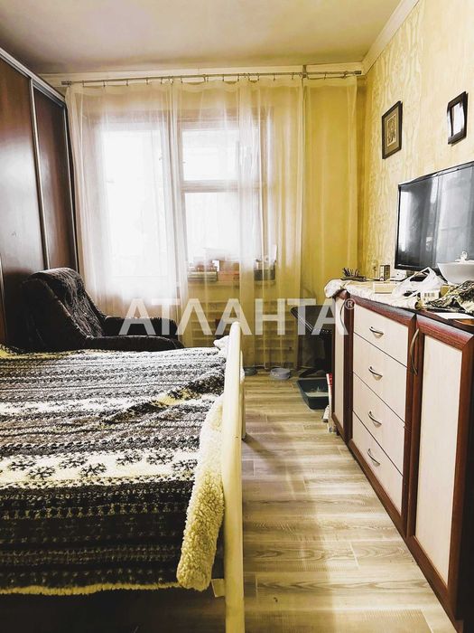 4 кімнатна квартира. Меблі та техніка залишаються.