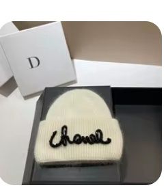 Nowa czapka Moschino