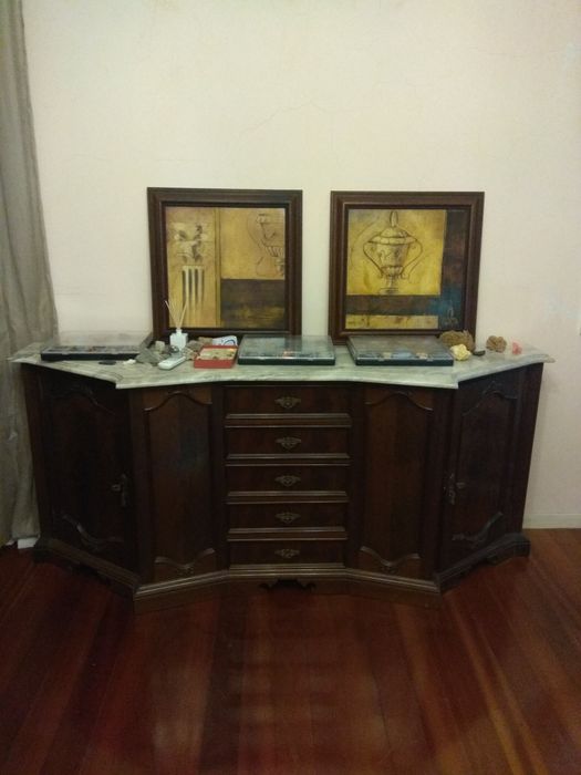 Sala clássica, em folha de nogueira.
