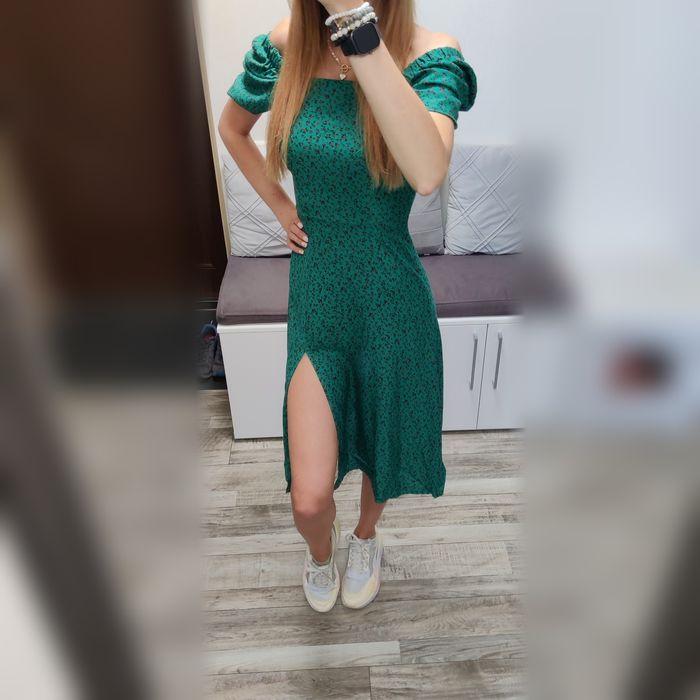 Літня легка сукня з розрізом