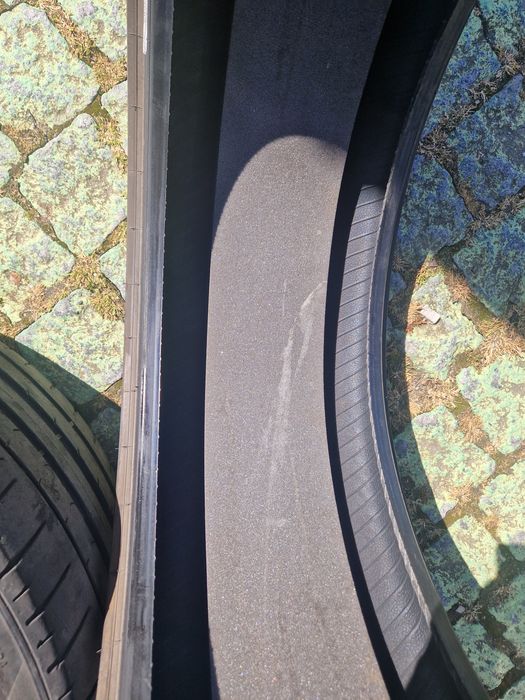 Pneus pirelli 235 35 20 tesla