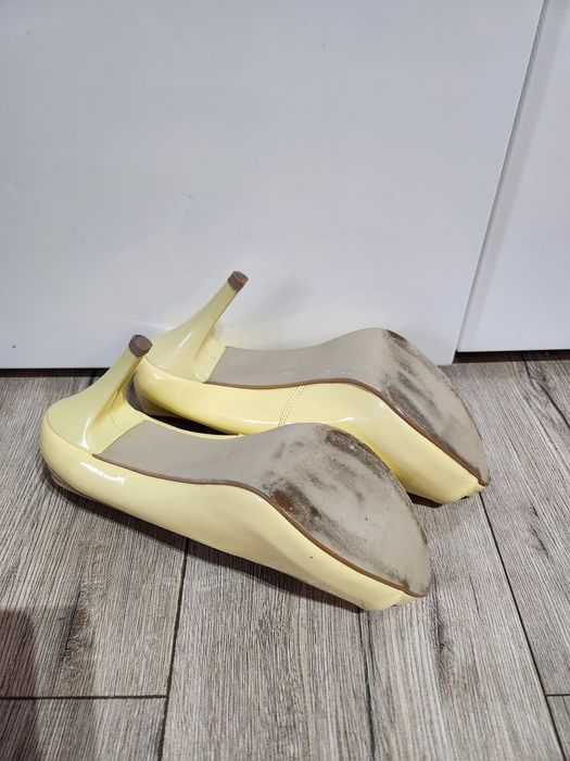 Szpilki lakierkowe cytrynowe Bożena Tanio