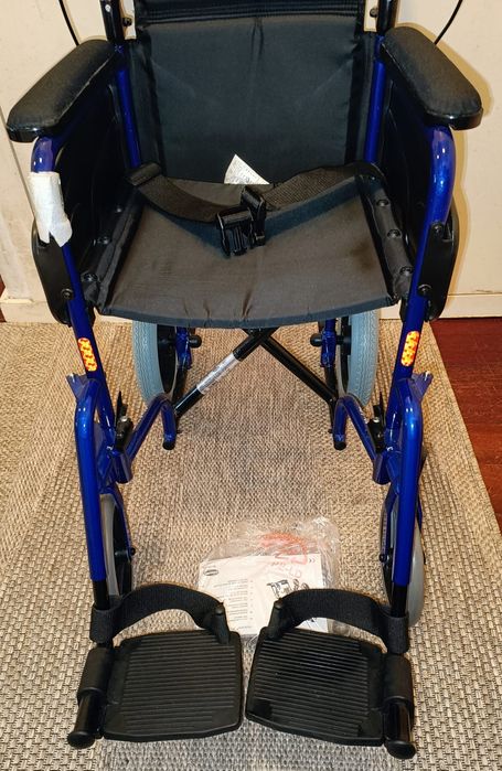 Cadeira de rodas Ivancare modelo Alu Lite