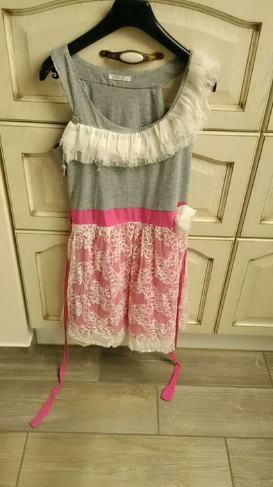 Włoska śliczna dziewczęca sukienka z koronką r. 36 tiul