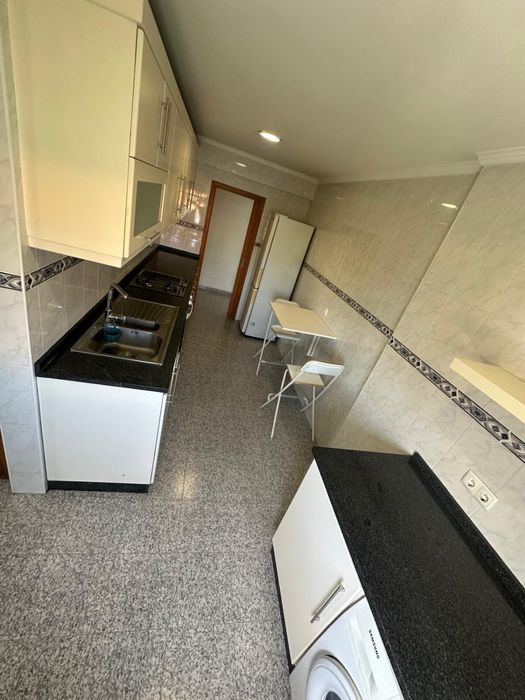 Quarto mobiliado Cama casal, tv, cómoda na Moita