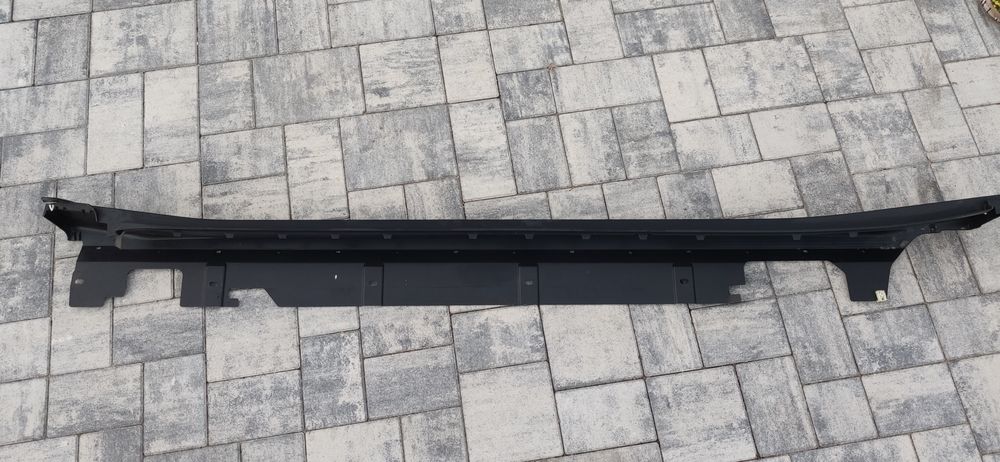 Próg zewnętrzny BMW X1 prawy