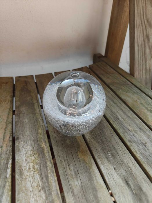 Pisa-papeis decorativo em vidro com bolhas