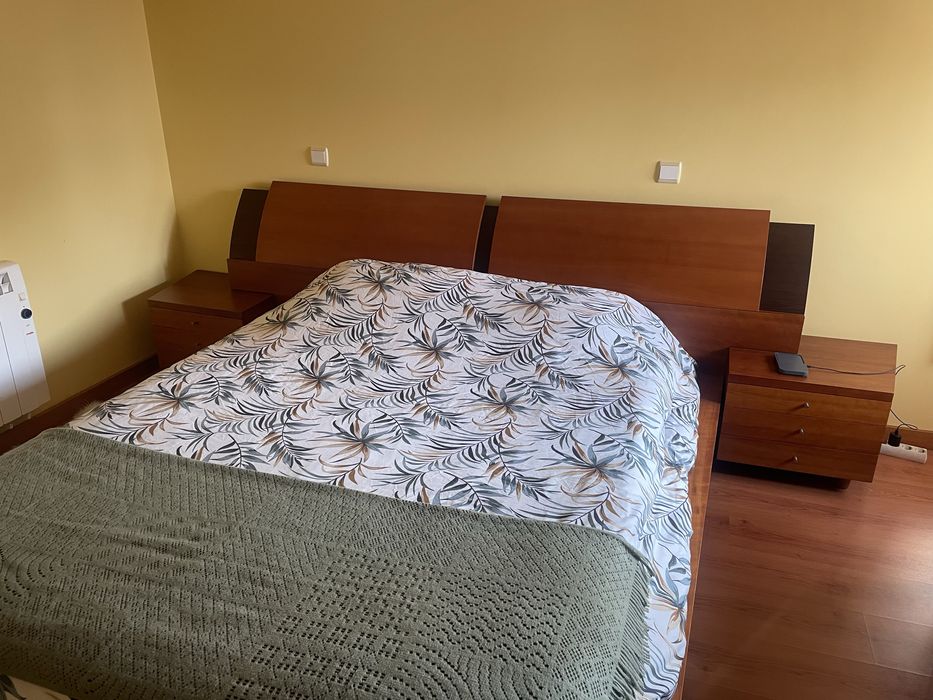Cama casal com cabeceiras e espelho