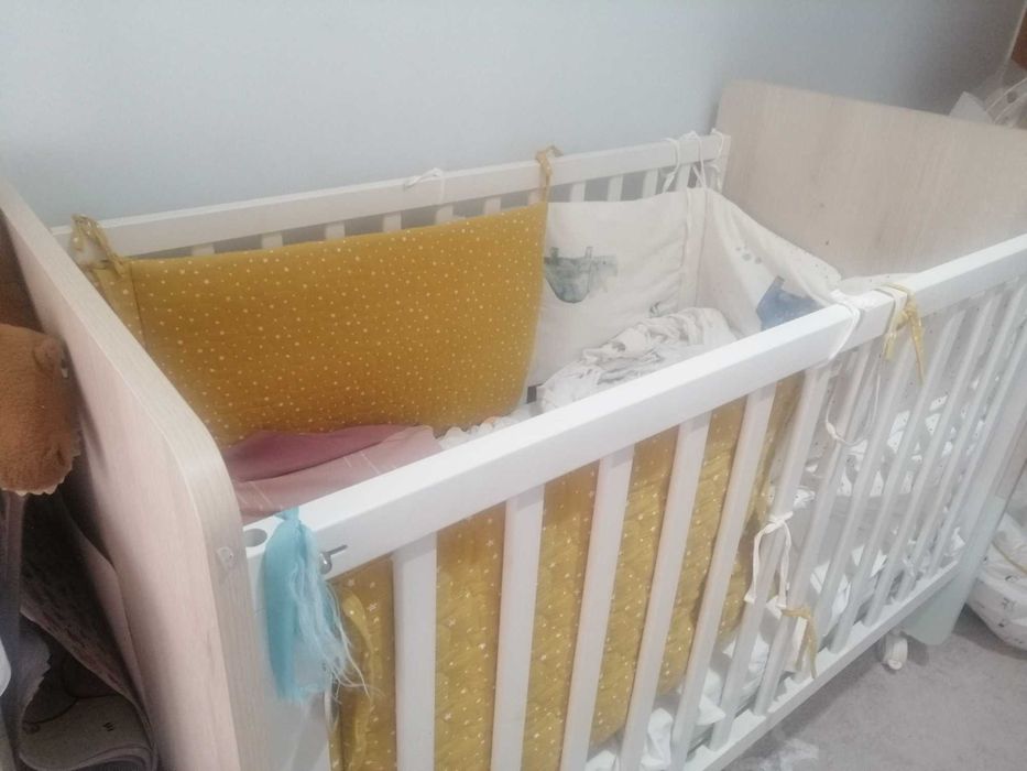 Cama de bebé com grades
