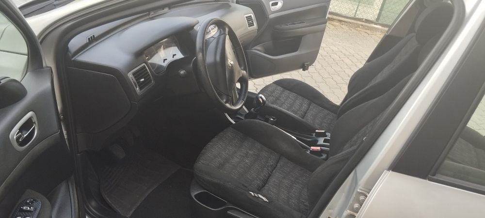 Vendo Peugeot 307 gasóleo 1.4 
O carro é do ano 2002,