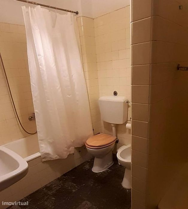 Quarto - localizado em Campolide Lisbon