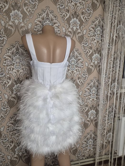 Фірмове плаття з пір'ям корсетом вечірне святкове весільне