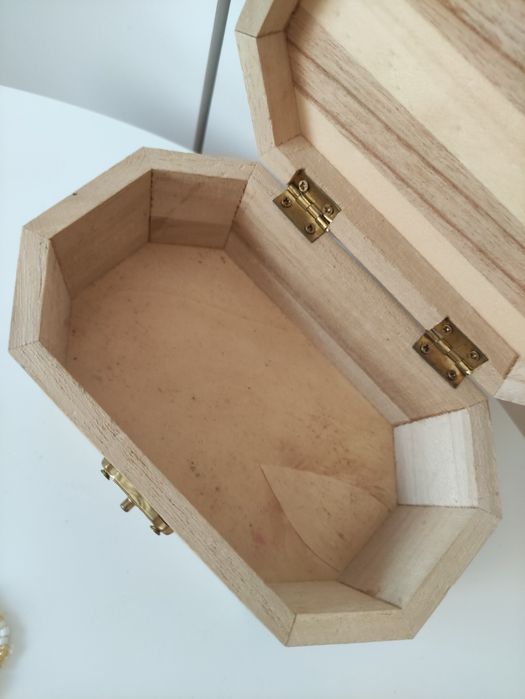 Szkatułka na biżuterię + naszyjnik