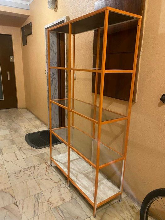 Estante em ferro com prateleiras em vidro