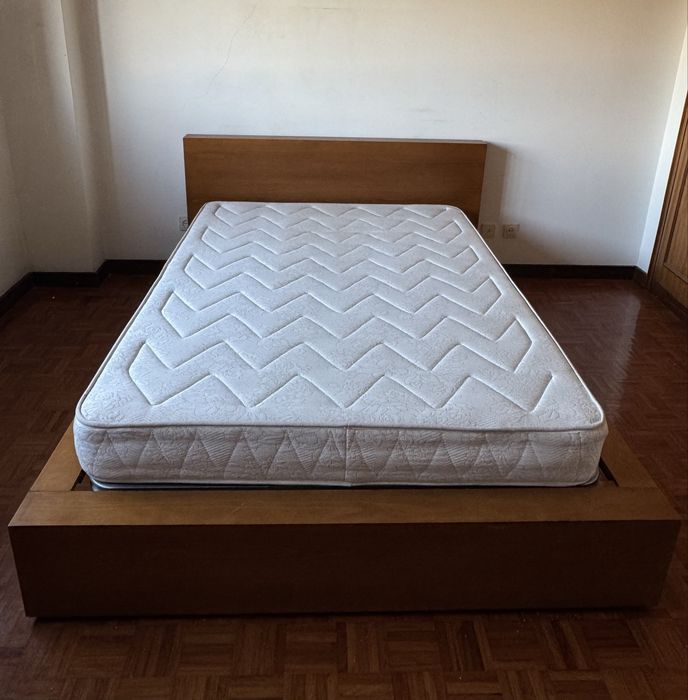 Cama em madeira design moderno