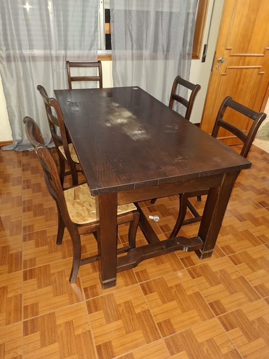 Móveis de sala,  mesa de jantar, mesa de centro, e Louceiro.