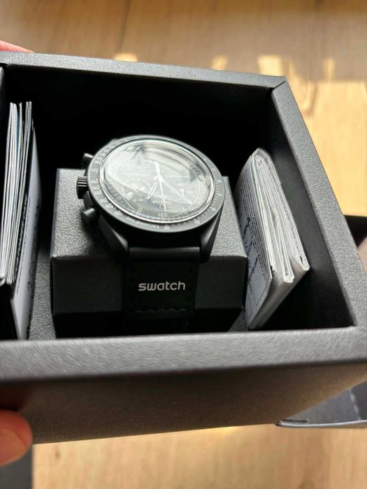 Omega x Swatch Moonswatch Mission to the Moonphase Snoopy New Moon