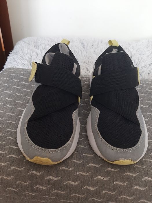 Кросівки на хлопчика або дівчинки.