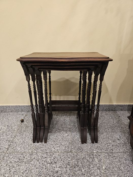 Conjunto de mesas de apoio de madeira