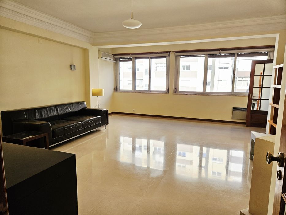 Fantástico T2 com dois wcs para arrendar no centro do Lumiar