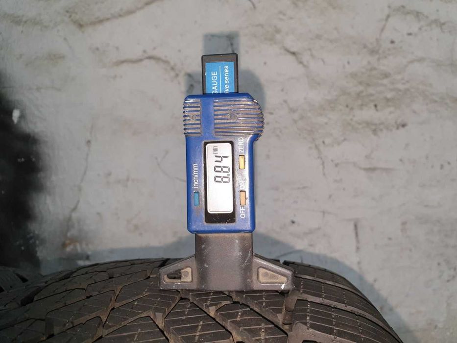 Dwie Opony zimowe Demo 225/40R18 8,8mm Pirelli Winter 2 Cinturato