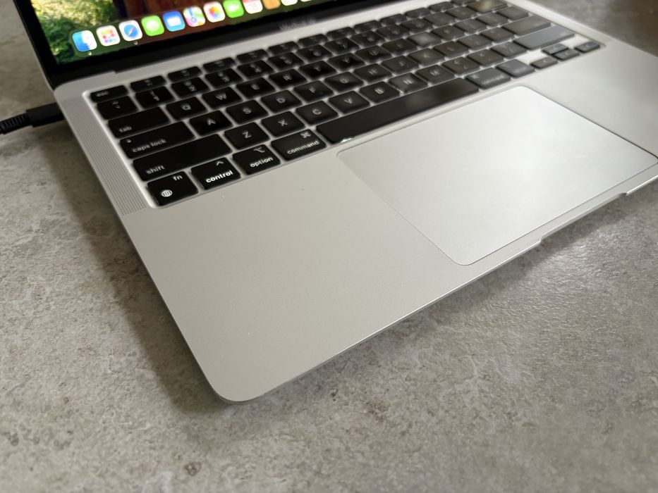 Macbook M1 air 8/256 silver