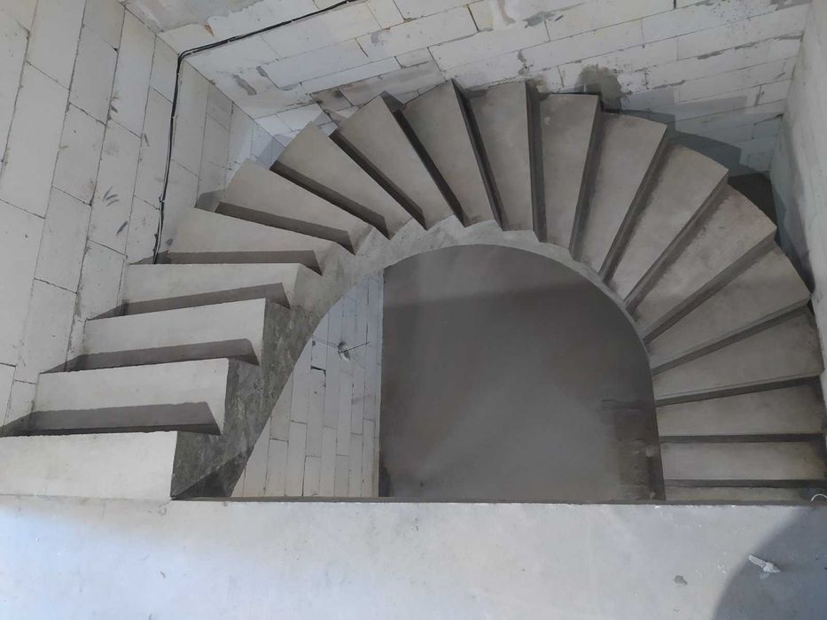 Бетонні сходи під ключ. Будь-яка складність. Якісно.