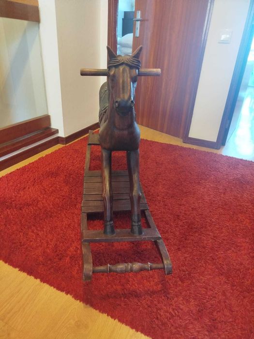 Cavalo de baloiço em madeira lacada
