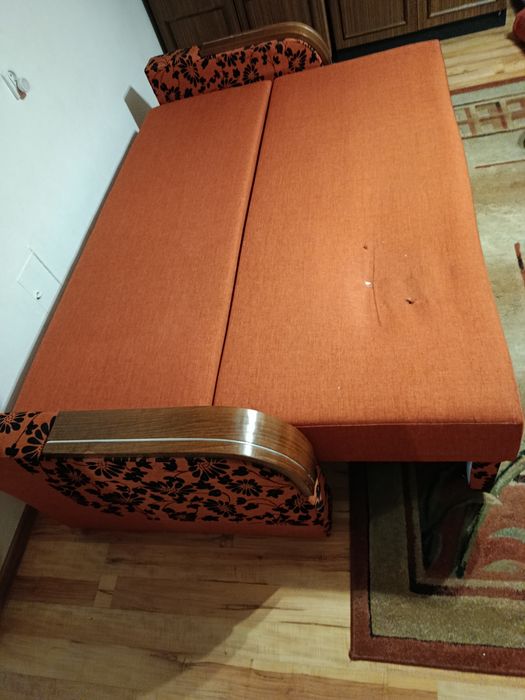 Sofa rozkładana z poduszkami